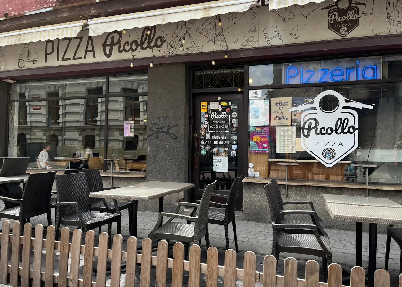 Picollo Pizza wieczorem — lokal przy ul. 1 Maja 10 w Bielsku-Białej