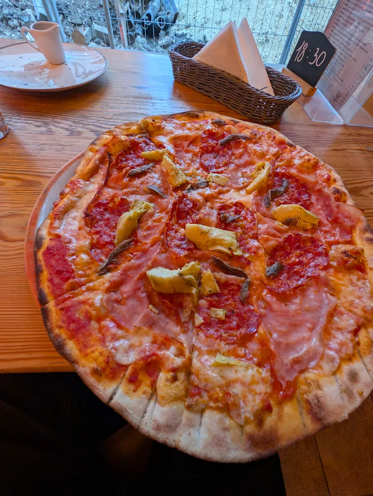 Pizza z salami picante prosto z pieca