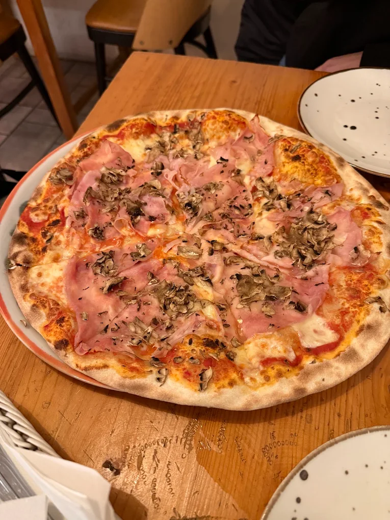 Cienka, chrupiąca pizza na drewnianej desce