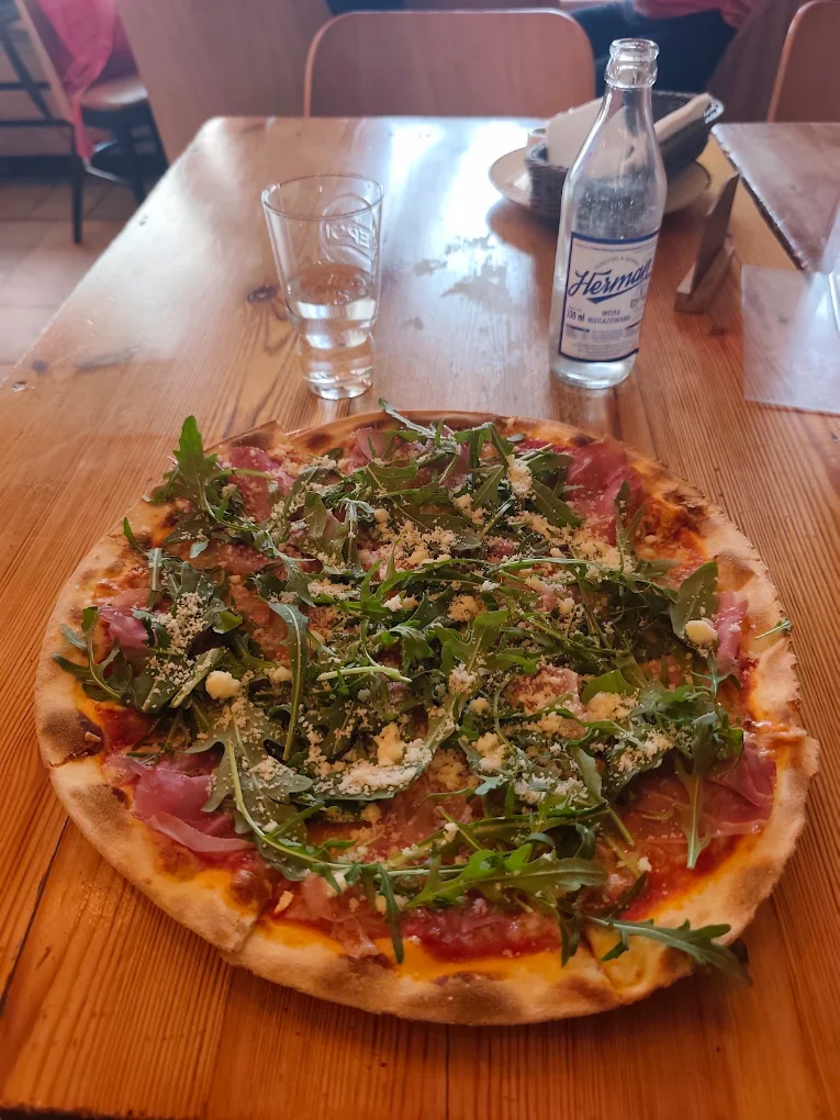 Pizza z rukolą i szynką parmeńską