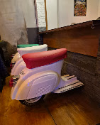 Zabytkowa vespa w roli siedziska w Picollo Pizza